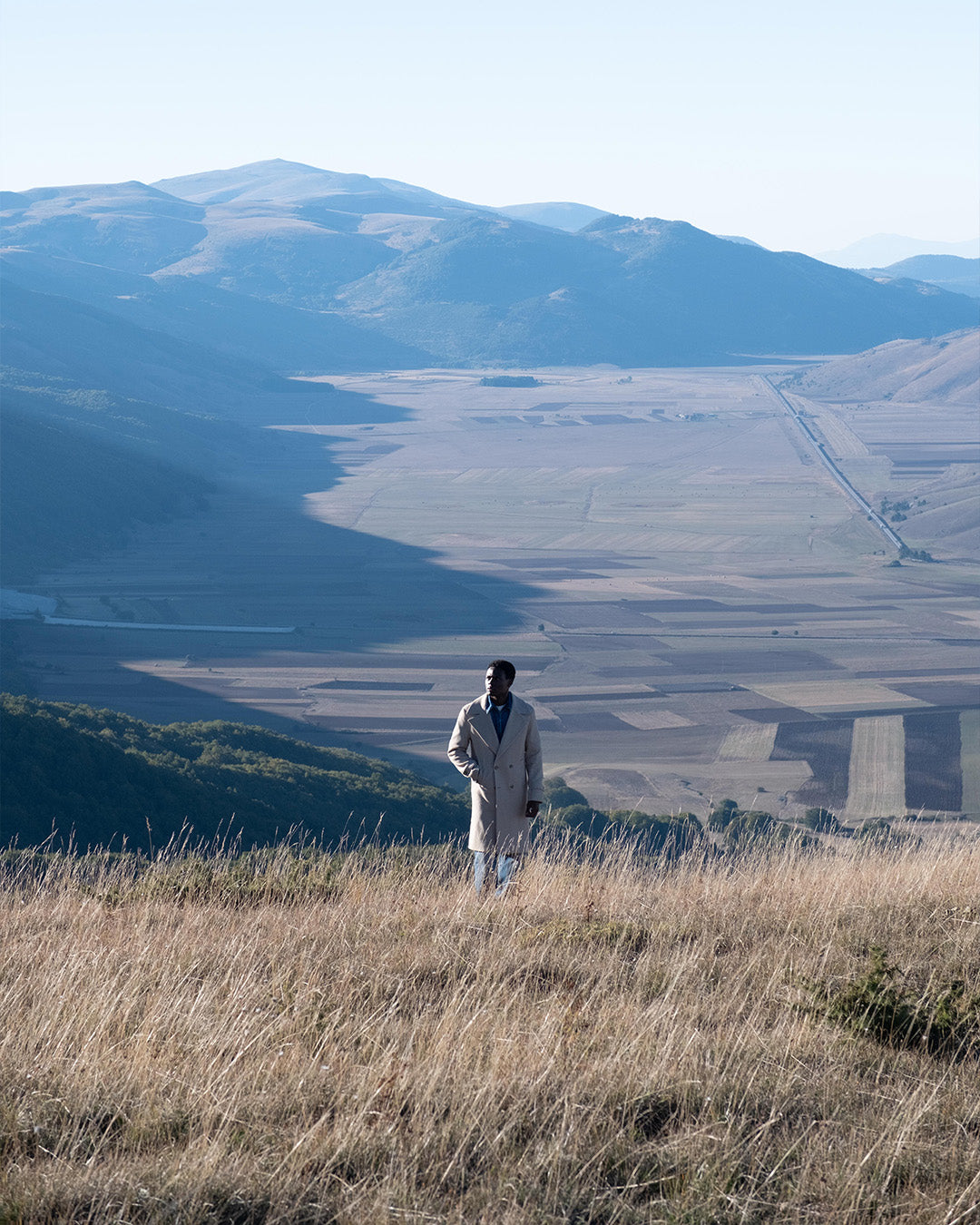 Un modello con cappotto nel paesaggio montano della campagna WNB FW26/27